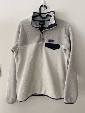 Patagonia Men's Light Gray and Navy Button Snap Lightweight Fleece Pullover